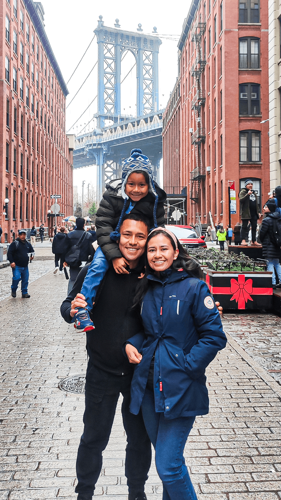 Andy junto a su familia durante un viaje a Nueva York